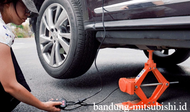 Tutorial Cara Ganti Ban Mobil Sendiri Aman dan Efisien